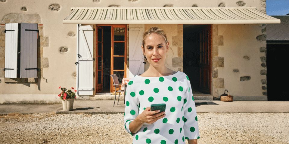 Cerise avec un téléphone portable