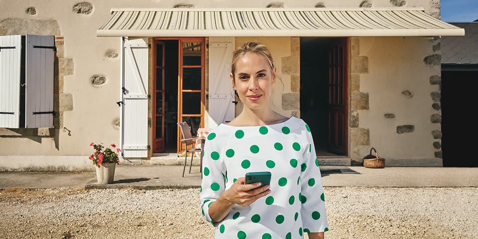 Rebond Cerise blonde - Cerise avec un téléphone portable