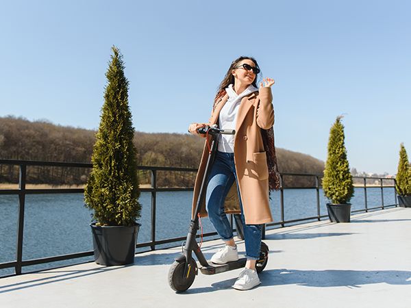 GDMR - GMED - Visuel jeune femme trottinette électrique rebond 600x450