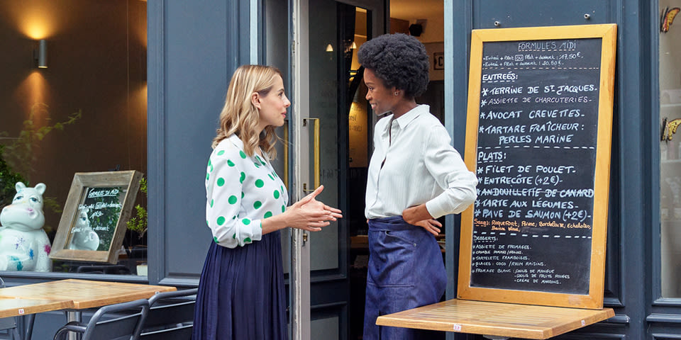 Rebond Cerise blonde - Cerise avec une restauratrice devant son commerce