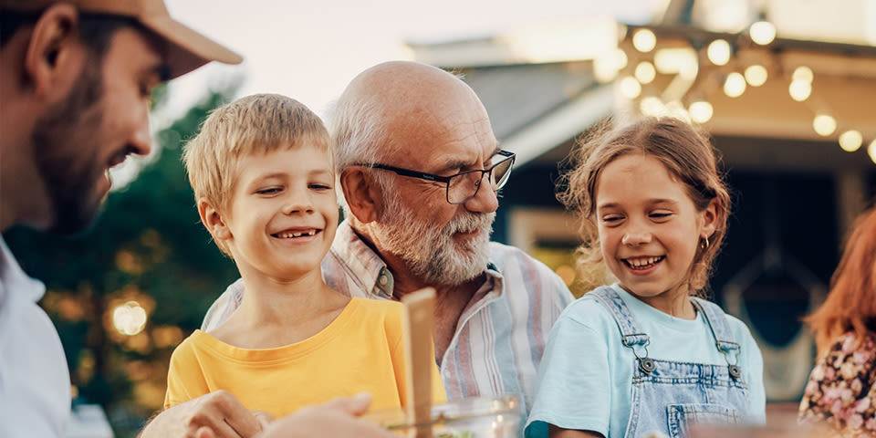 Rebond - Grand père avec ces deux petits enfants lors d'une fête de famille