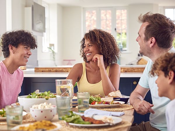 GDMR - GMED - Visuel famille autour d'une table rebond 600x450