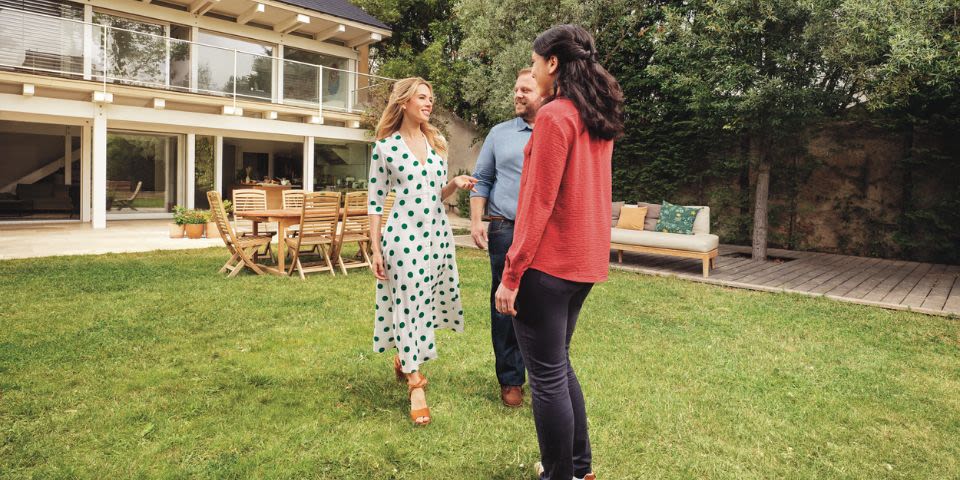 Rebond Cerise blonde - Cerise discutant avec un homme et une femme dans un jardin devant une maison