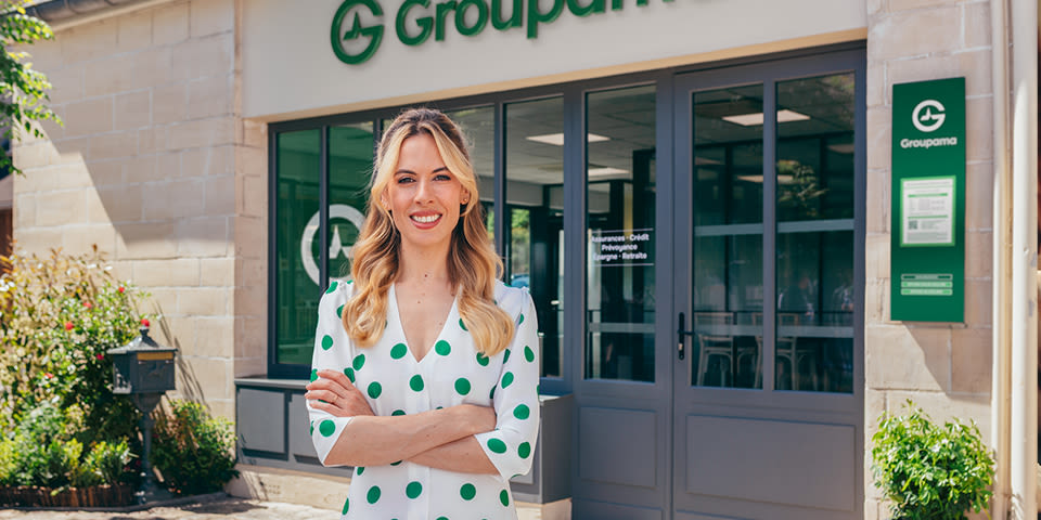 Rebond Cerise blonde - Cerise devant une agence Groupama