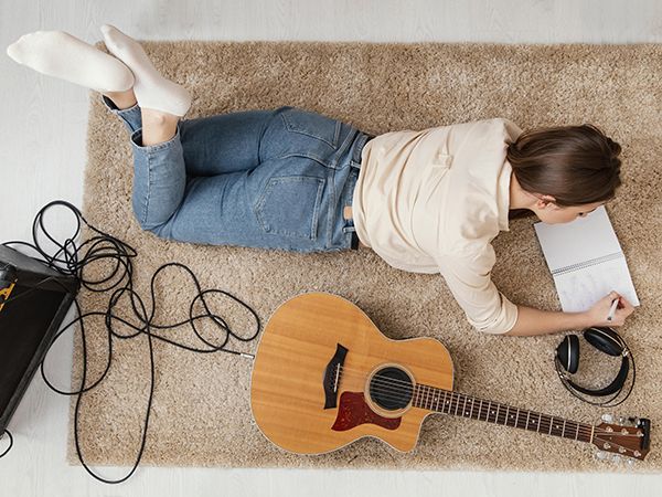 GDMR - GMED - Visuel jeune femme avec guitare rebond 600x450