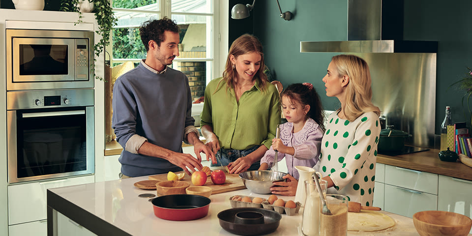 Rebond Cerise blonde - Cerise avec un couple et leur fille dans la cuisine