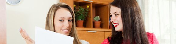 Deux voisines regardent un document 