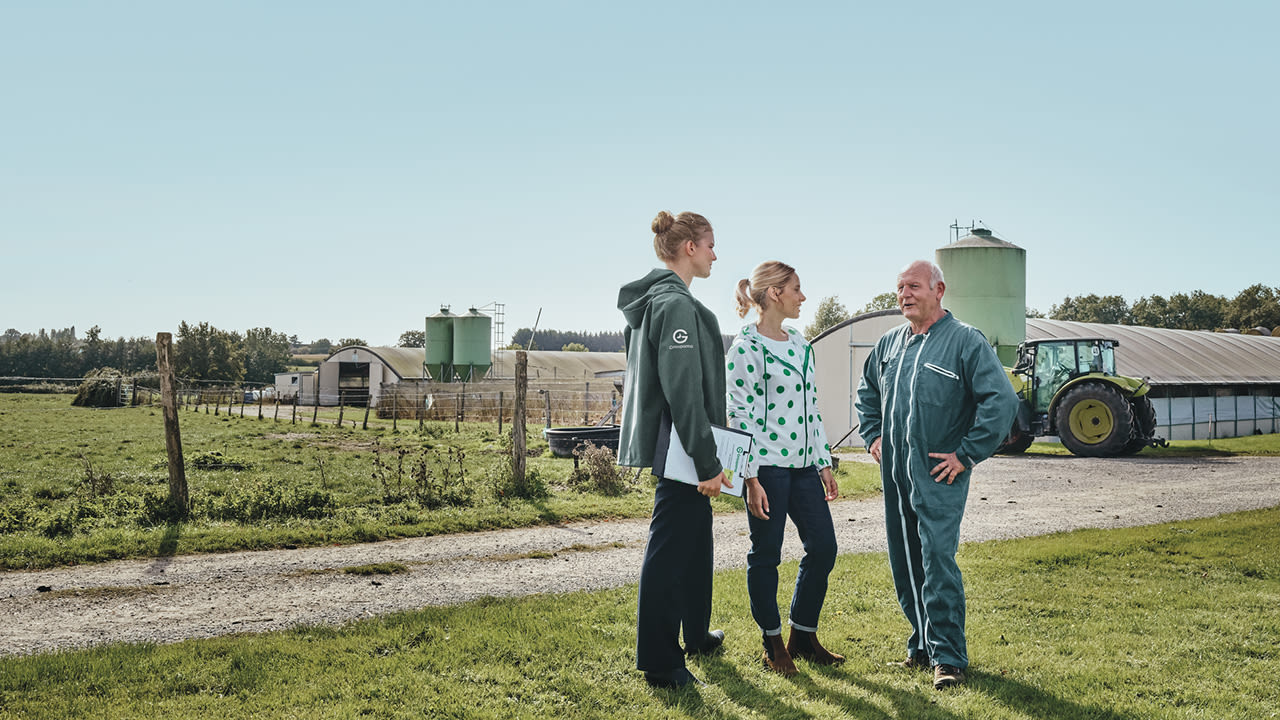 Bannière Cerise blonde - Cerise avec un agriculteur et une conseillère Groupama