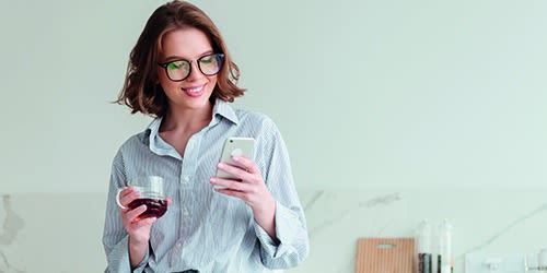 femme avec son téléphone