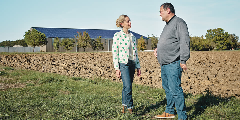 Rebond Cerise blonde - Cerise avec homme pres champ laboure et batiment solaire