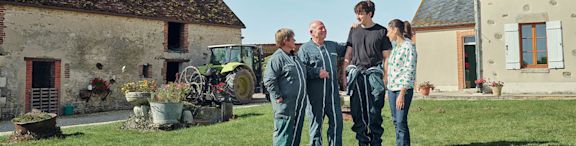 Cerise avec famille agriculteurs