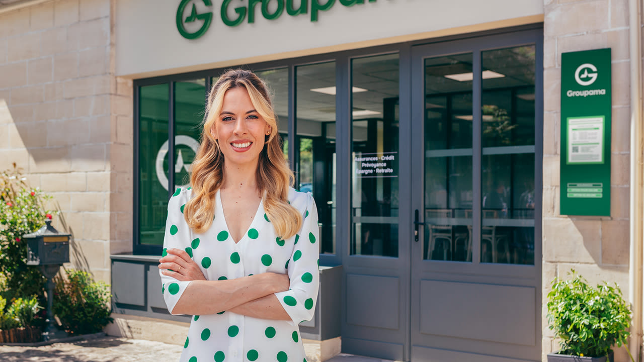 Bannière Cerise blonde - Cerise devant une agence Groupama