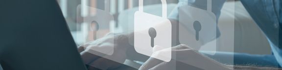 Homme qui tape sur son pc portable sécurité