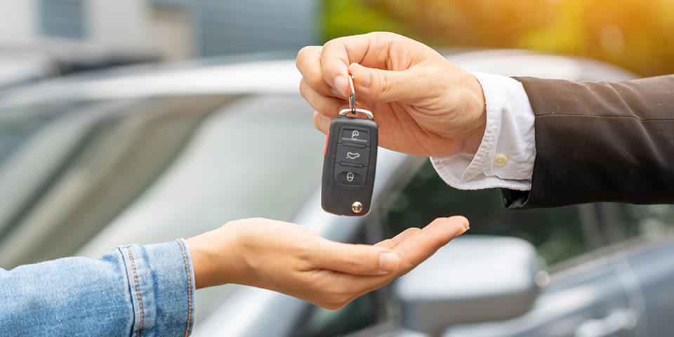 Rebond - Mains qui donne les clés d'une voiture à une autre mains