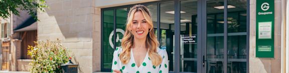 Immersive Cerise blonde - Cerise devant une agence Groupama