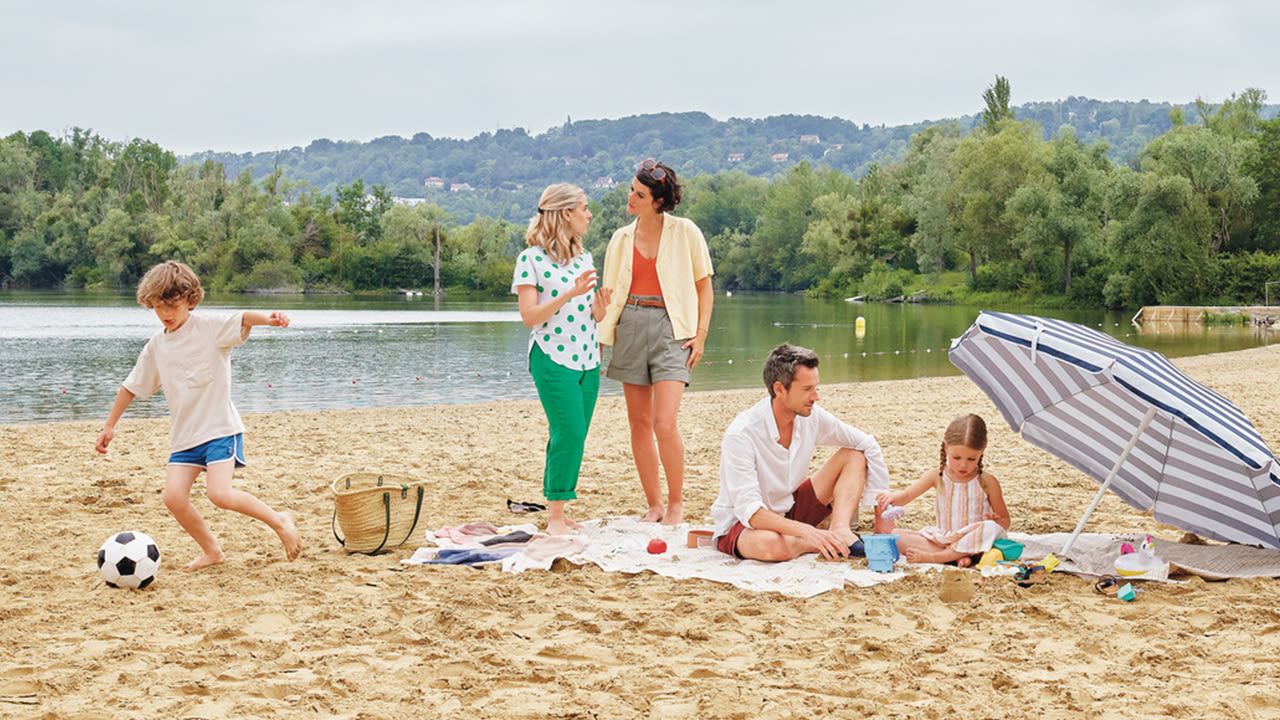 Bannière Cerise blonde - Cerise avec un mobile à la plage avec une famille