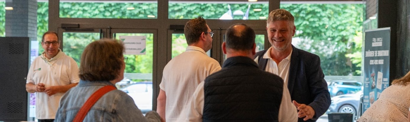 Bannière immersive représentant des sociétaires devant une agence Groupama