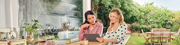 Cerise avec un ordinateur à côté d'une femme dans une cuisine