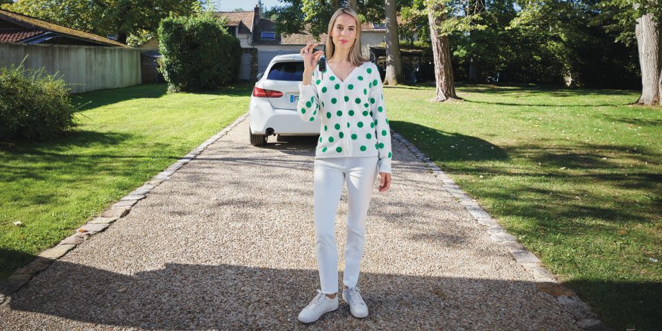 Rebond - Cerise blonde - Cerise tenant des clés devant voiture blanche dans jardin
