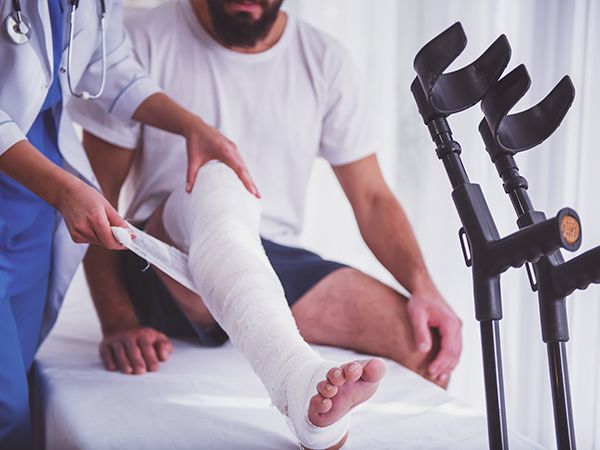 GDMR - GMED - Visuel jambe plâtre avec béquilles rebond 600x450