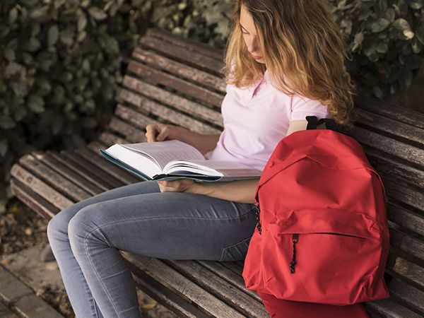 GDMR - GMED - Visuel adolescente sur un banc qui étudie rebond 600x450