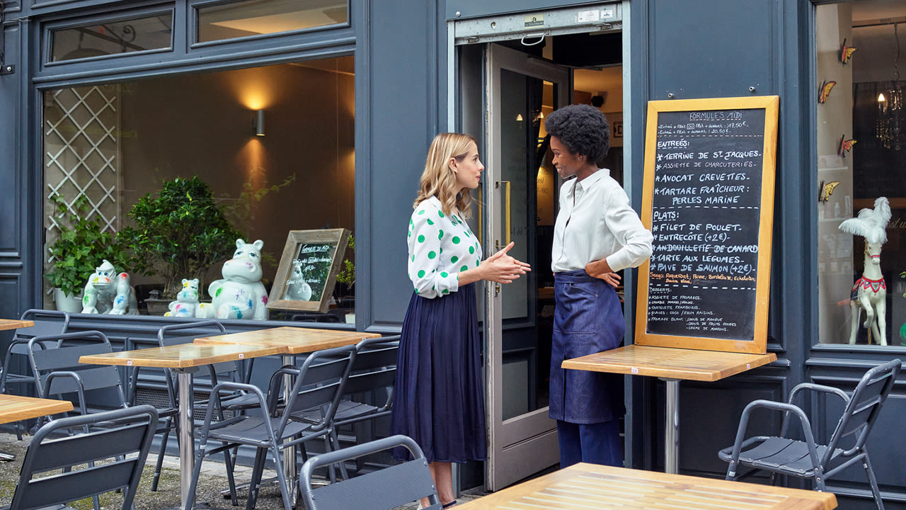 Banniere Cerise blonde - Cerise avec une restauratrice devant son commerce
