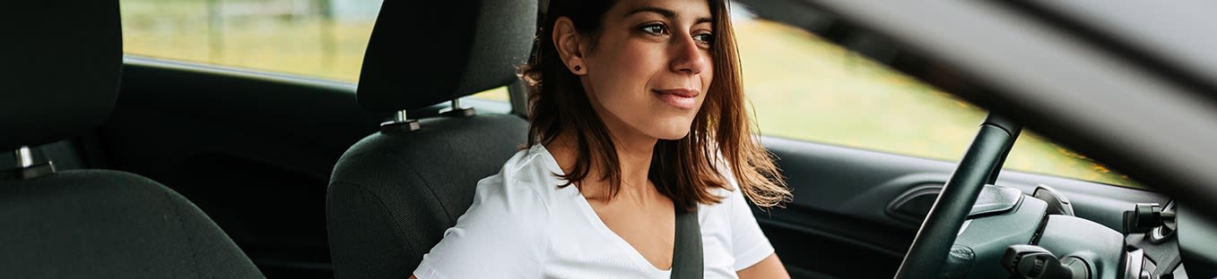 Femme dans une voiture avec sa ceinture Gdmr Glb Immersive Avantages Auto